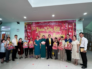 VPP Thuận Nam tặng quà học sinh có hoàn cảnh khó khăn
